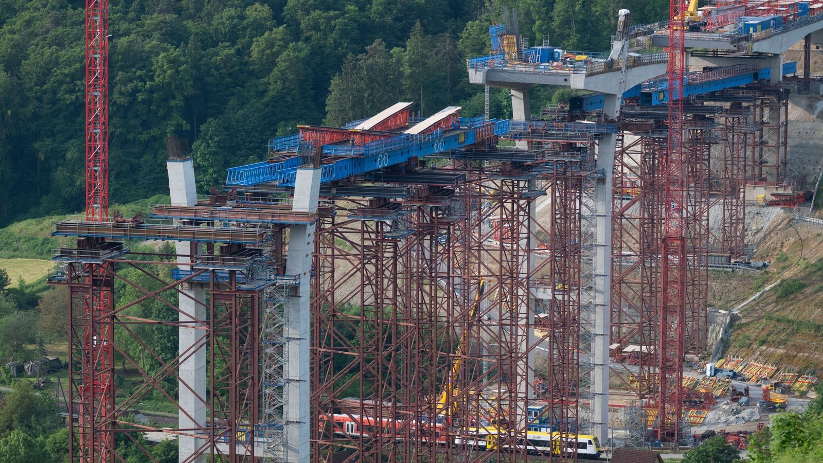 Gerüste sind an der Baustelle einer Hochbrücke zu sehen (Archivbild).Foto: Marijan Murat/dpa Gerüste sind an der Baustelle einer Hochbrücke zu sehen (Archivbild).Foto: Marijan Murat/dpa