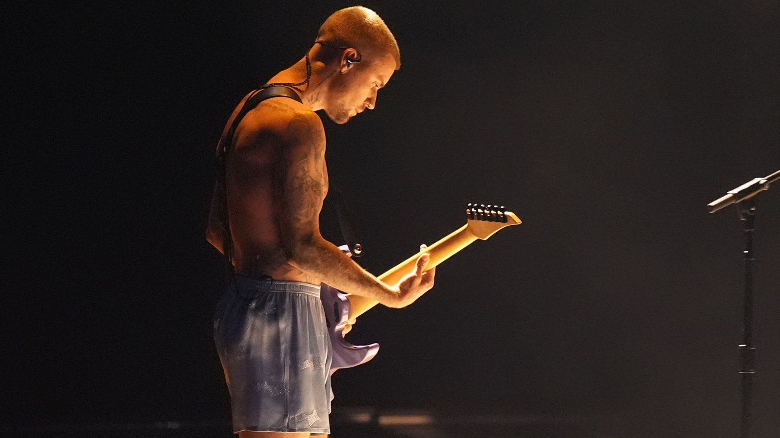 Auf dem Roten Teppich trug er noch einen Anzug, auf der Bühne hat Justin Bieber dann nur noch Socken und Boxershorts an.Foto: Chris Pizzello/Invision/AP/dpa Auf dem Roten Teppich trug er noch einen Anzug, auf der Bühne hat Justin Bieber dann nur noch Socken und Boxershorts an.Foto: Chris Pizzello/Invision/AP/dpa