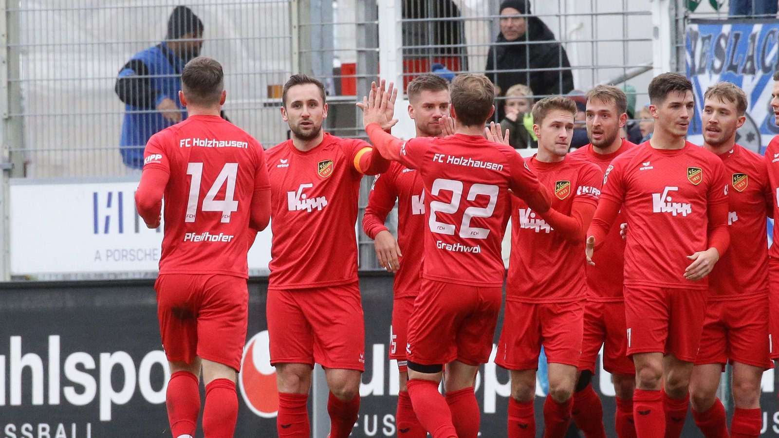 Der FC Holzhausen bejubelt die 2:1-Führung durch Janik Michel.Foto: Pressefoto Baumann/Hansjürgen Britsch
