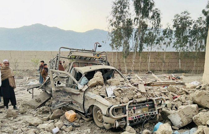 Das Haus eines afghanischen Bauern wurde komplett zerstört. 18 Menschen in dem Haus kamen ums Leben.<span class='image-autor'>Foto: IMAGO/Anadolu Agency/IMAGO/Stringer</span>