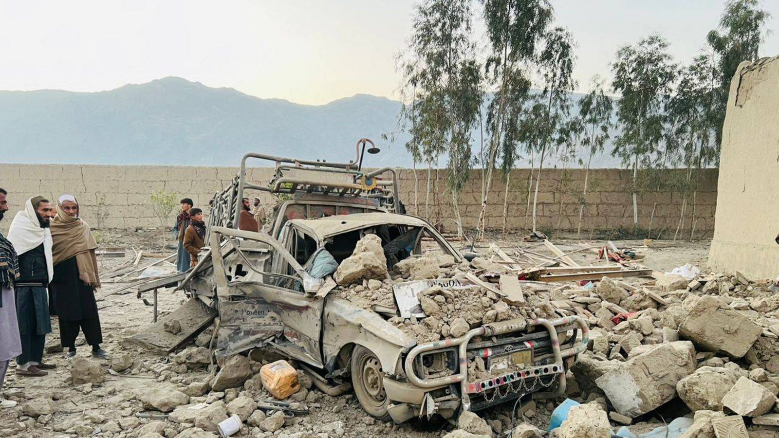 Das Haus eines afghanischen Bauern wurde komplett zerstört. 18 Menschen in dem Haus kamen ums Leben.Foto: IMAGO/Anadolu Agency/IMAGO/Stringer Das Haus eines afghanischen Bauern wurde komplett zerstört. 18 Menschen in dem Haus kamen ums Leben.Foto: IMAGO/Anadolu Agency/IMAGO/Stringer