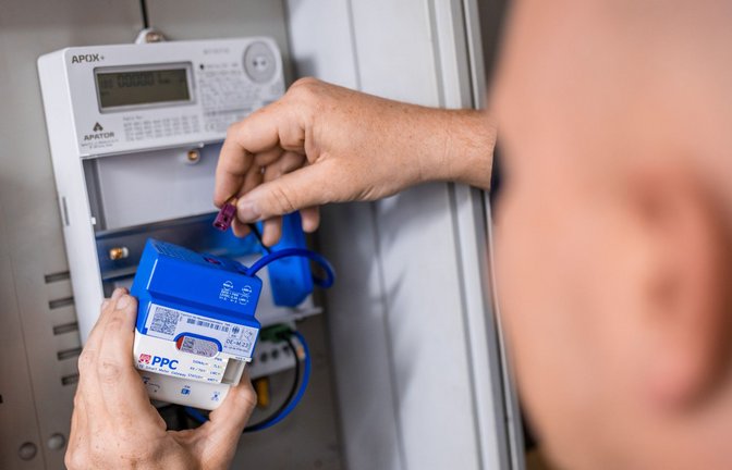 Ein Monteur der Stuttgart Netze macht aus einem digitalen Zähler ein Smart Meter, indem er ein sogenanntes Gateway einbaut – dadurch wird die Datenübertragung möglich.<span class='image-autor'>Foto: Lichtgut/Christoph Schmidt</span>