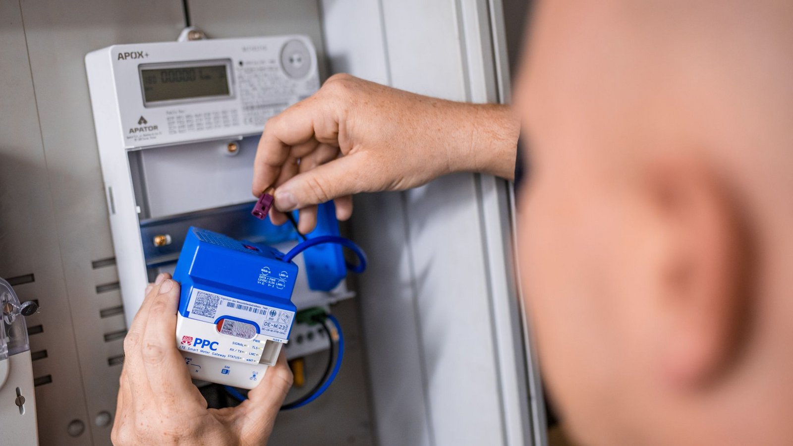 Ein Monteur der Stuttgart Netze macht aus einem digitalen Zähler ein Smart Meter, indem er ein sogenanntes Gateway einbaut – dadurch wird die Datenübertragung möglich.Foto: Lichtgut/Christoph Schmidt