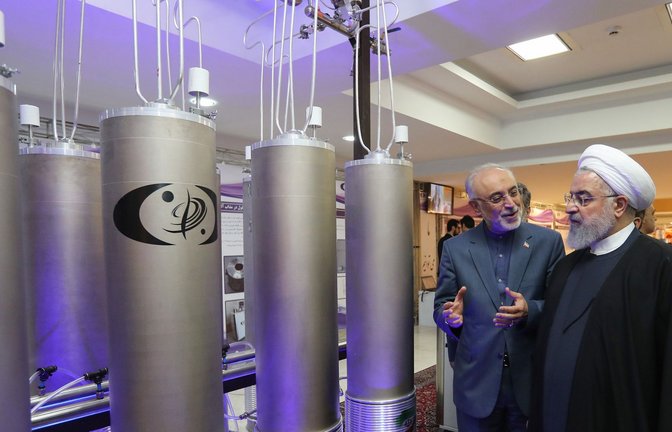 Dieses von der offiziellen Webseite des Büros der iranischen Präsidentschaft veröffentlichte Foto zeigt den iranischen Präsidenten Hassan Ruhani (2.v.r) mit dem damaligen Leiter der Atomenergie-Organisation des Iran Ali Akbar Salehi (l) während des Besuchs einer Ausstellung über Irans damaligen neuen nuklearen Erkenntnissen.<span class='image-autor'>Foto: AFP/HO</span>