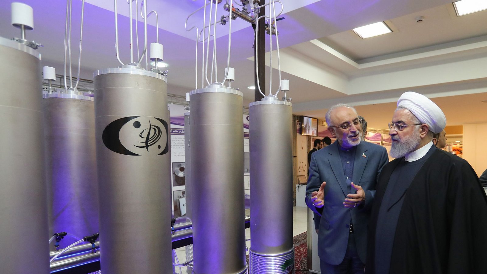 Dieses von der offiziellen Webseite des Büros der iranischen Präsidentschaft veröffentlichte Foto zeigt den iranischen Präsidenten Hassan Ruhani (2.v.r) mit dem damaligen Leiter der Atomenergie-Organisation des Iran Ali Akbar Salehi (l) während des Besuchs einer Ausstellung über Irans damaligen neuen nuklearen Erkenntnissen.Foto: AFP/HO Dieses von der offiziellen Webseite des Büros der iranischen Präsidentschaft veröffentlichte Foto zeigt den iranischen Präsidenten Hassan Ruhani (2.v.r) mit dem damaligen Leiter der Atomenergie-Organisation des Iran Ali Akbar Salehi (l) während des Besuchs einer Ausstellung über Irans damaligen neuen nuklearen Erkenntnissen.Foto: AFP/HO