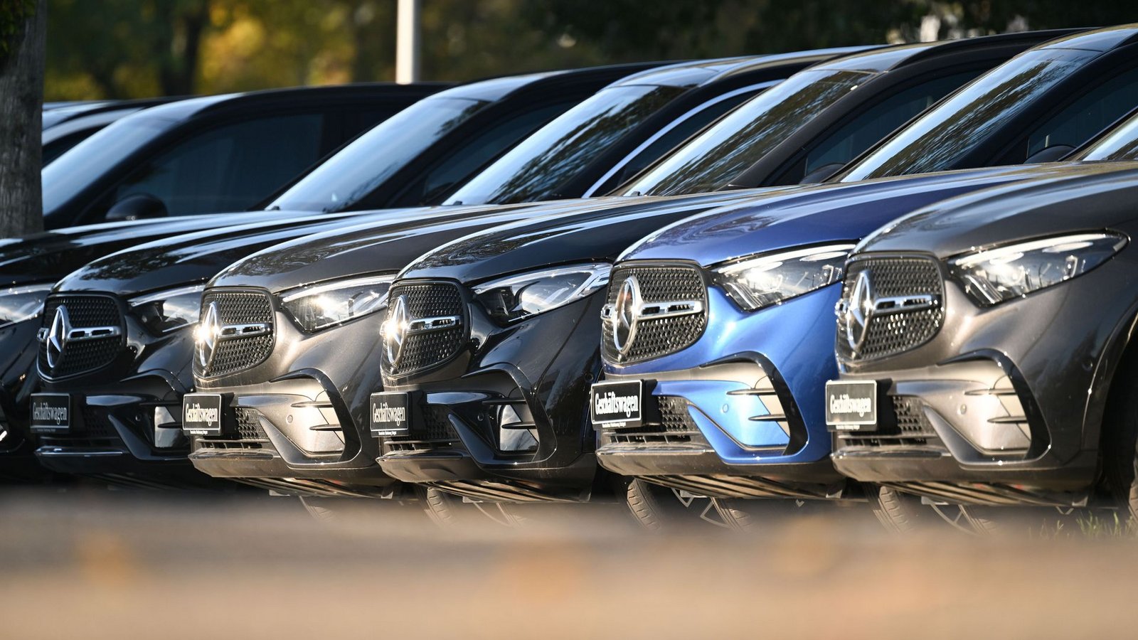 Mercedes-Benz verkauft weniger Fahrzeuge. (Archivbild)Foto: Bernd Weißbrod/dpa