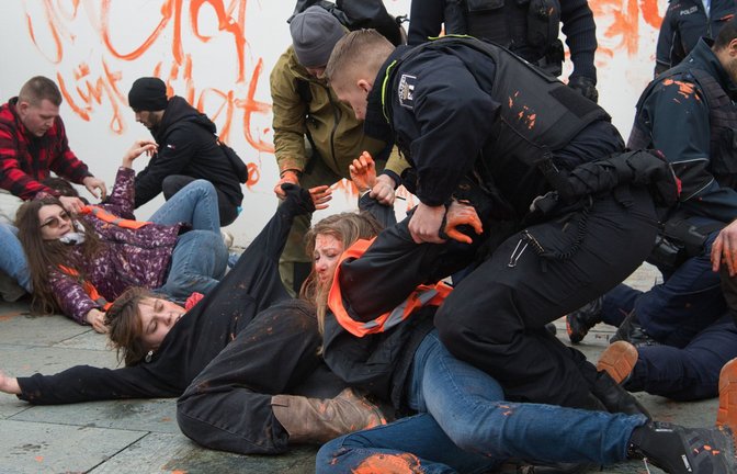 Die Proteste der Letzten Generation – hier vor dem Bundeskanzleramt in Berlin – halten auch die Polizei in Schach.<span class='image-autor'>Foto: dpa/Paul Zinken</span>
