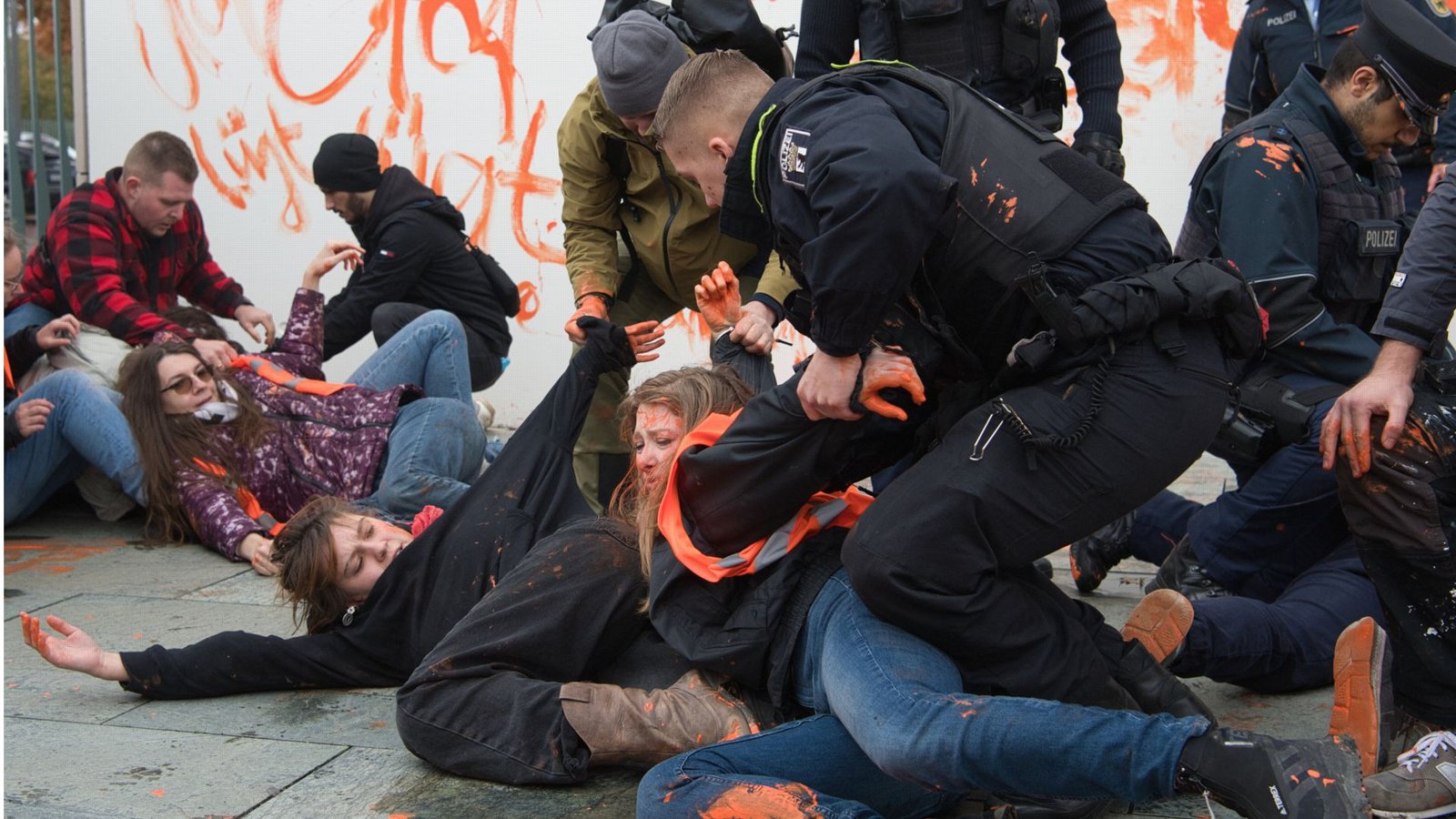 Die Proteste der Letzten Generation – hier vor dem Bundeskanzleramt in Berlin – halten auch die Polizei in Schach.Foto: dpa/Paul Zinken Die Proteste der Letzten Generation – hier vor dem Bundeskanzleramt in Berlin – halten auch die Polizei in Schach.Foto: dpa/Paul Zinken
