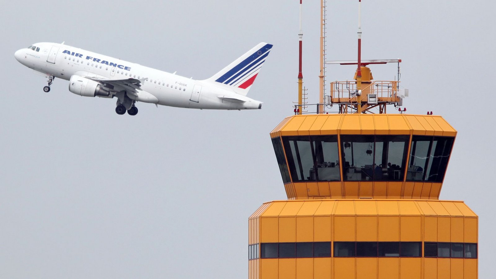 Einem Forschungsprojekt nach kann KI Fluglotsen unterstützen. (Archivbild.)Foto: picture alliance / dpa Einem Forschungsprojekt nach kann KI Fluglotsen unterstützen. (Archivbild.)Foto: picture alliance / dpa