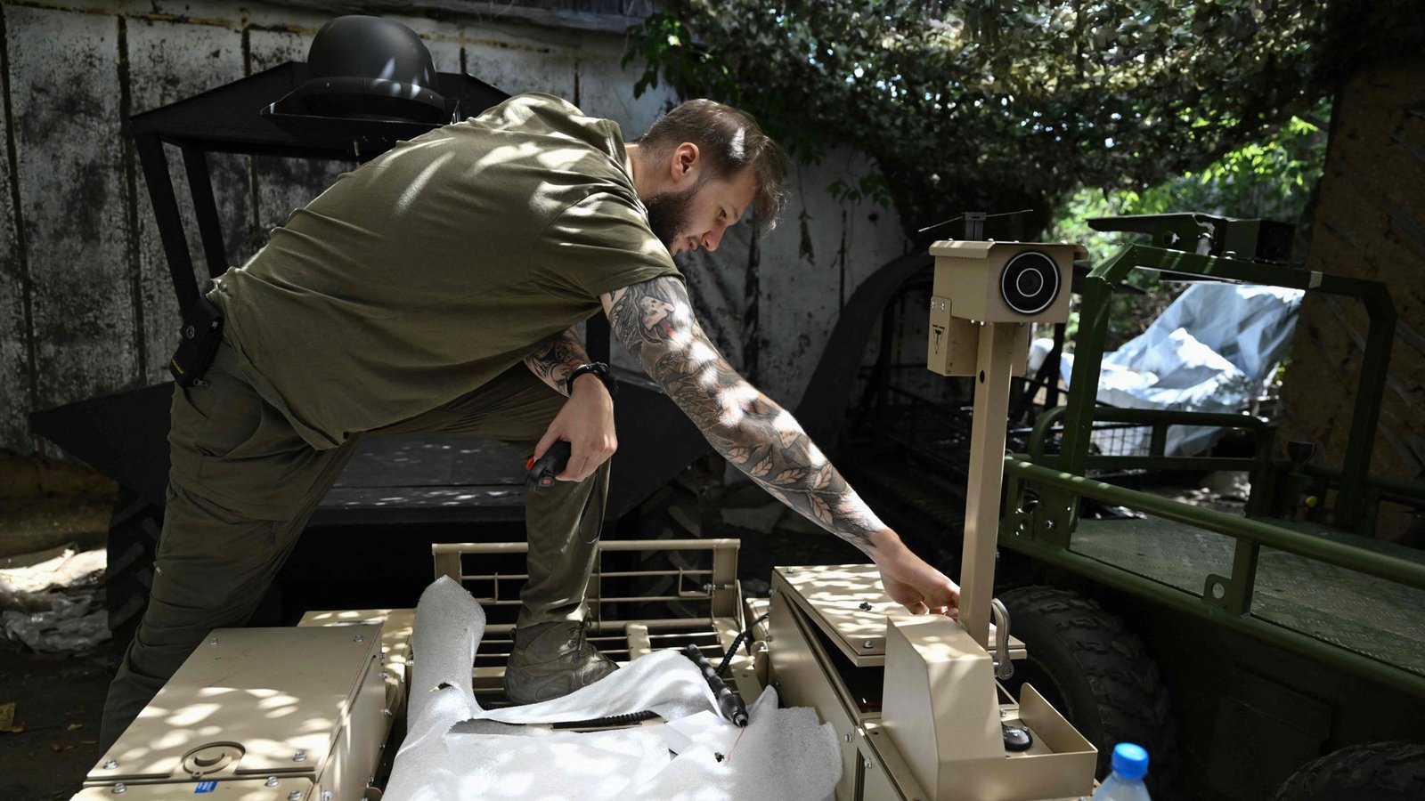 Ein ukrainischer Soldat der 93. Mechanisierten Brigade überprüft im Norden der Stadt Pokrovsk eine Bodendrohne vor ihrem Einsatz. Dieser Roboter kann Munition und Lebensmittel in die Schützengräben sowie Verwundete abtransportieren.Foto: AFP Ein ukrainischer Soldat der 93. Mechanisierten Brigade überprüft im Norden der Stadt Pokrovsk eine Bodendrohne vor ihrem Einsatz. Dieser Roboter kann Munition und Lebensmittel in die Schützengräben sowie Verwundete abtransportieren.Foto: AFP