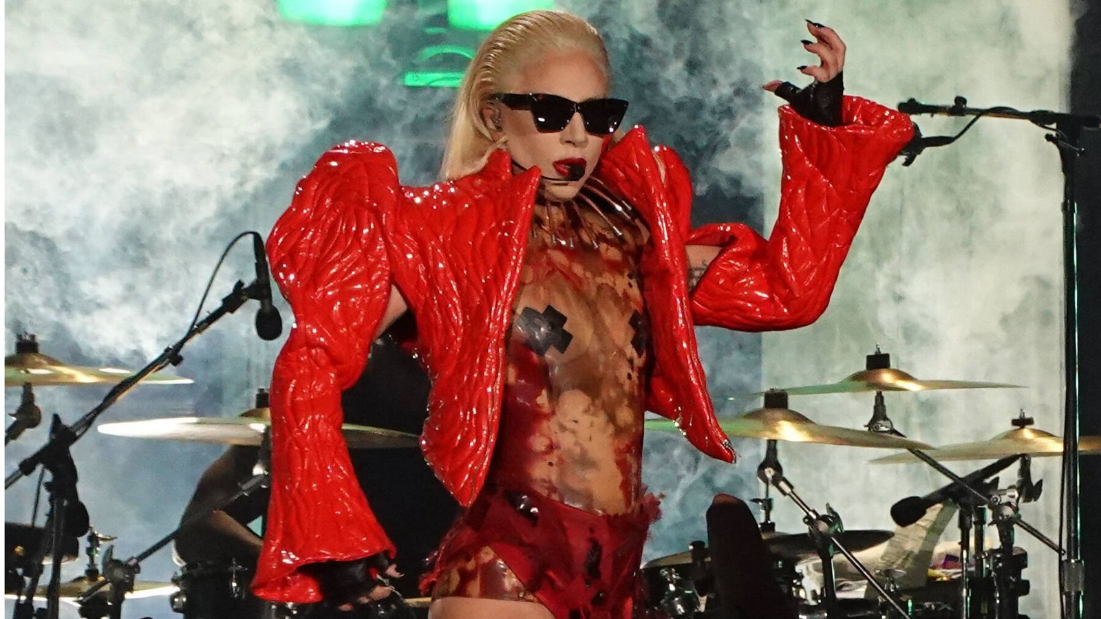 Lady Gaga im Aziz-Look bei ihrem Konzert 2022 in Manchester.Foto: IMAGO/ZUMA Wire/Marco Piraccini Lady Gaga im Aziz-Look bei ihrem Konzert 2022 in Manchester.Foto: IMAGO/ZUMA Wire/Marco Piraccini