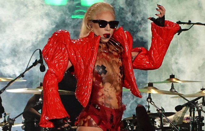 Lady Gaga im Aziz-Look bei ihrem Konzert 2022 in Manchester.<span class='image-autor'>Foto: IMAGO/ZUMA Wire/Marco Piraccini</span>