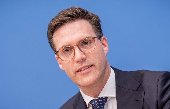 Manuel Hagel ist wegen eines acht Jahre alten Videos mit Sexismusvorwürfen konfrontiert.<span class='image-autor'>Foto: Michael Kappeler/dpa</span>
