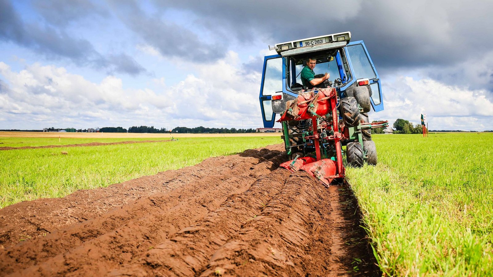 Pflügen ist die erste und wichtigste Arbeit des Jahres beim planmäßigen Anbau von Nutzpflanzen und garantiere die Fruchtbarkeit der obersten Erdschicht.Foto: imago/Scanpix/Signe Oidekivi Pflügen ist die erste und wichtigste Arbeit des Jahres beim planmäßigen Anbau von Nutzpflanzen und garantiere die Fruchtbarkeit der obersten Erdschicht.Foto: imago/Scanpix/Signe Oidekivi