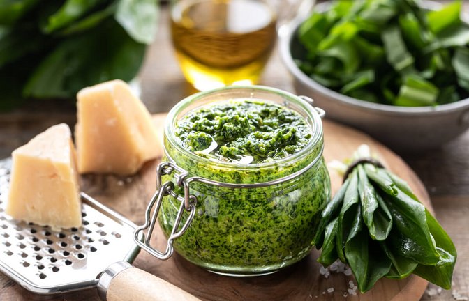 Die 6 besten Methoden zur Konservierung von Bärlauch – von Pesto und Öl bis zum Einfrieren. Mit einfachen Rezepten und praktischen Tipps für eine lange Haltbarkeit.<span class='image-autor'>Foto: KarinaKlachuk / Shutterstock.com</span>