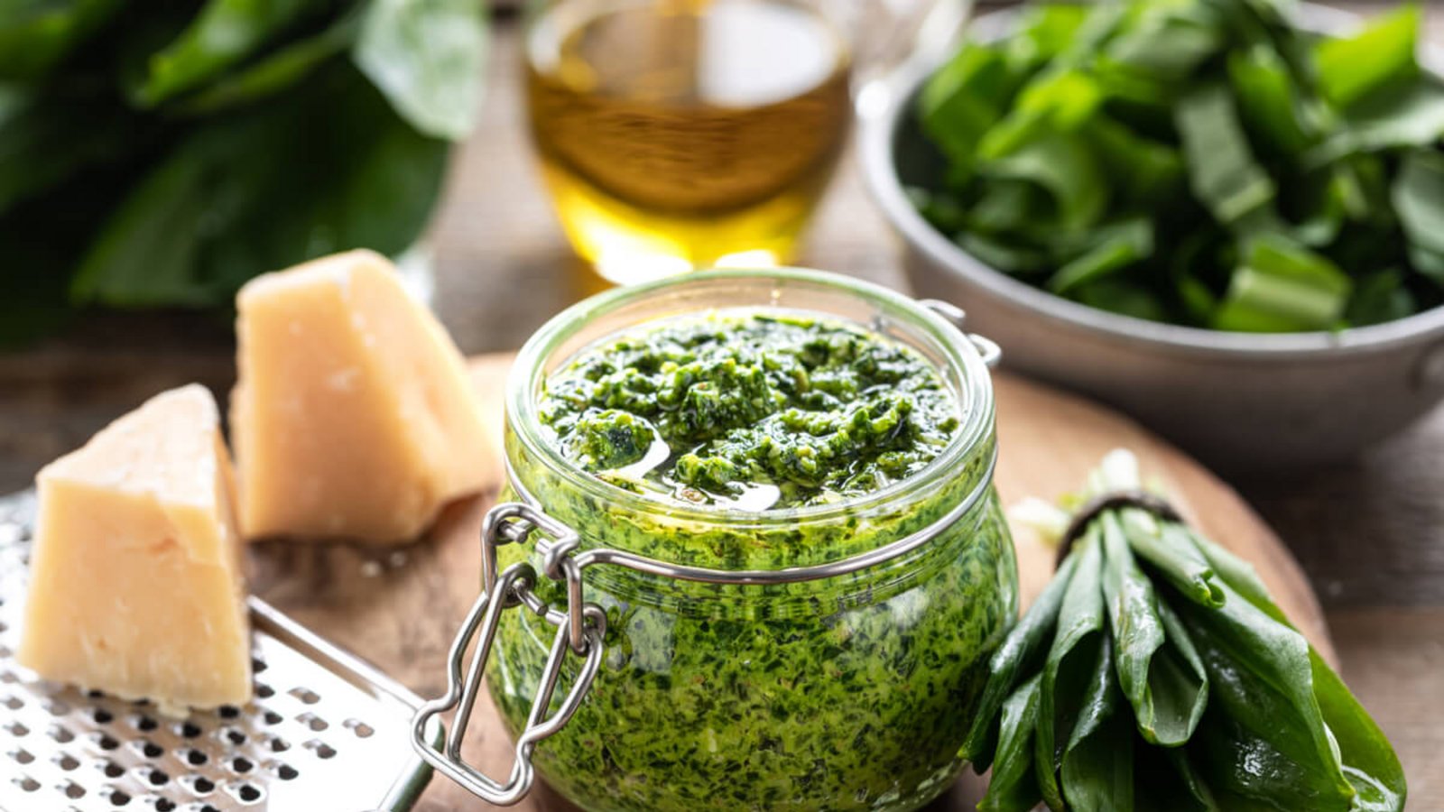 Die 6 besten Methoden zur Konservierung von Bärlauch – von Pesto und Öl bis zum Einfrieren. Mit einfachen Rezepten und praktischen Tipps für eine lange Haltbarkeit.Foto: KarinaKlachuk / Shutterstock.com Die 6 besten Methoden zur Konservierung von Bärlauch – von Pesto und Öl bis zum Einfrieren. Mit einfachen Rezepten und praktischen Tipps für eine lange Haltbarkeit.Foto: KarinaKlachuk / Shutterstock.com