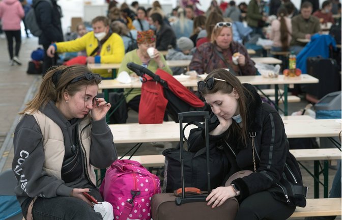 Ukrainische Kriegsflüchtlinge ruhen sich in einem Zelt am Berliner Hauptbahnhof aus. (Archivbild)<span class='image-autor'>Foto: IMAGO/Stefan Trappe/IMAGO</span>