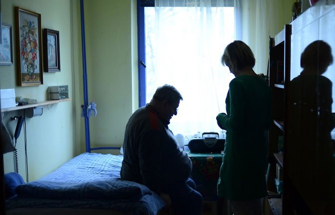 Eine Gutachterin des Medizinischen Diensts besucht  einen Pflegebedürftigen, der daheim lebt.<span class='image-autor'>Foto: dpa/Britta Pedersen</span>