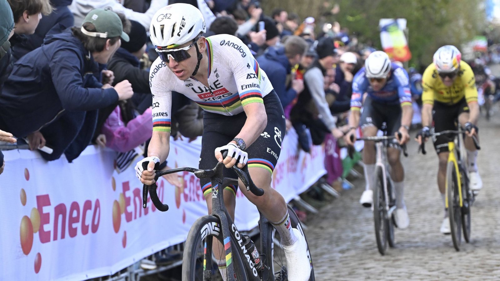 Fährt dem Rest der Weltelite einfach davon: Tadej Pogacar bei der Flandern-Rundfahrt vor Mathieu van der Poel  und Wout van Aert (re.).Foto: Imago/Photo News