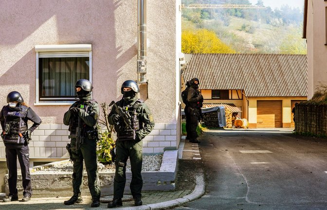 Einer der schwersten Reichsbürger-Einsätze der vergangenen Jahre: Bewaffnete Polizisten umzingeln ein Haus in Boxberg.<span class='image-autor'>Foto: dpa/Kohls</span>