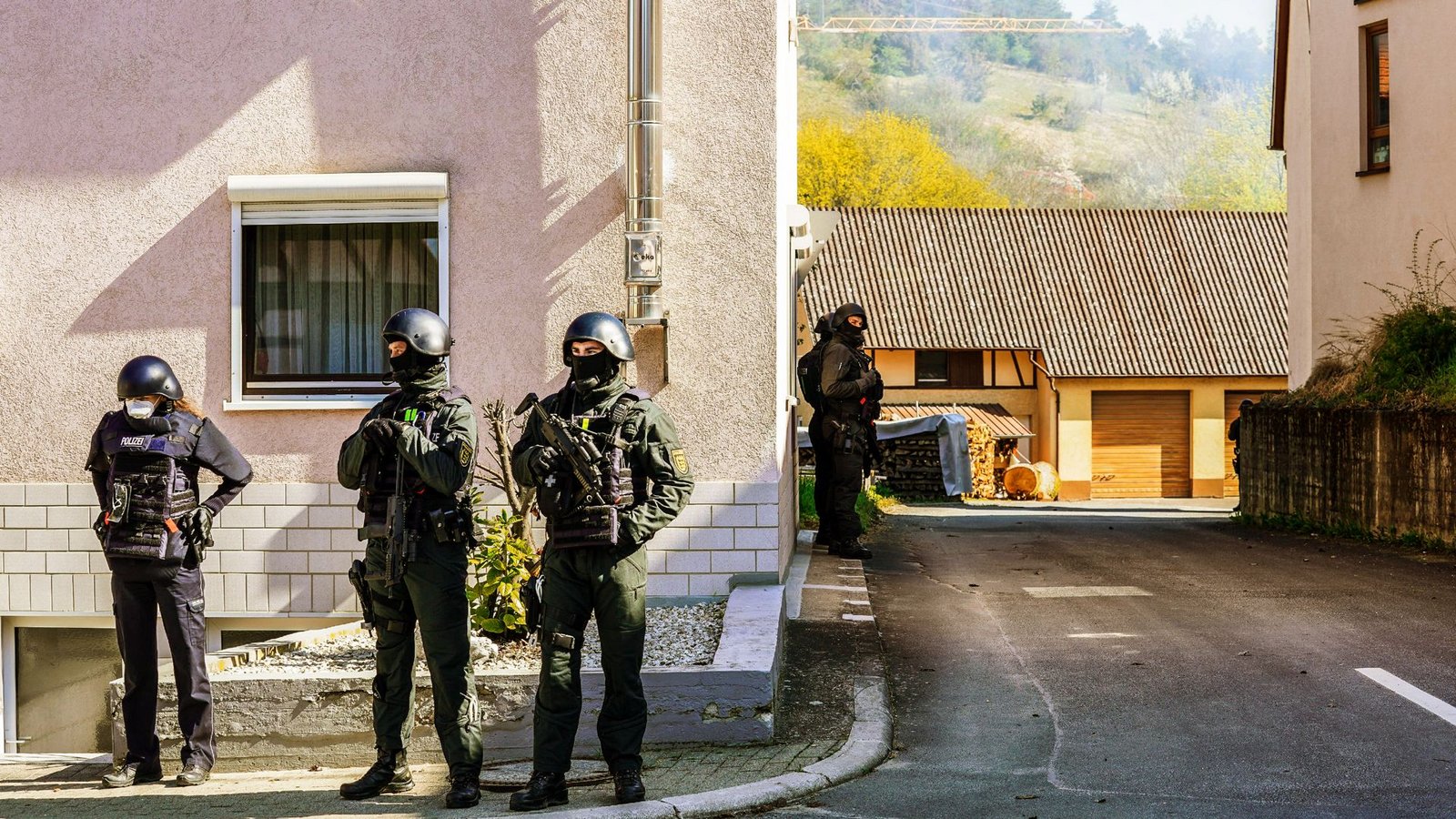 Einer der schwersten Reichsbürger-Einsätze der vergangenen Jahre: Bewaffnete Polizisten umzingeln ein Haus in Boxberg.Foto: dpa/Kohls Einer der schwersten Reichsbürger-Einsätze der vergangenen Jahre: Bewaffnete Polizisten umzingeln ein Haus in Boxberg.Foto: dpa/Kohls