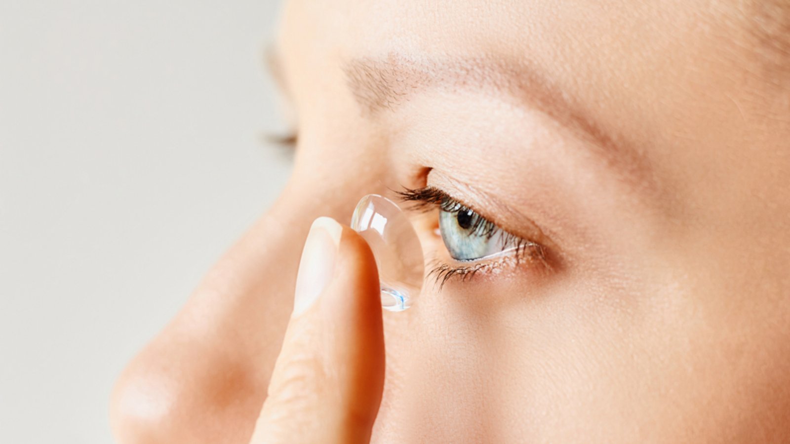 Kontaktlinsen sind eine gute Alternative zur Brille – aber kann ich auch mit ihnen baden gehen?Foto: Kann man mit Kontaktlinsen schwimmen? Kontaktlinsen sind eine gute Alternative zur Brille – aber kann ich auch mit ihnen baden gehen?Foto: Kann man mit Kontaktlinsen schwimmen?