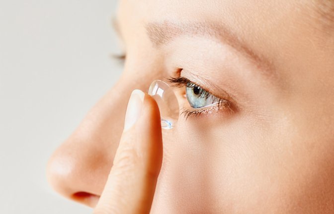 Kontaktlinsen sind eine gute Alternative zur Brille – aber kann ich auch mit ihnen baden gehen?<span class='image-autor'>Foto: Kann man mit Kontaktlinsen schwimmen?</span>
