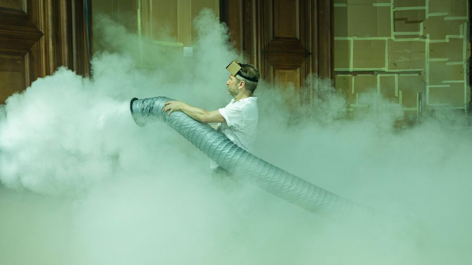 Szene aus Thom Luz’ „Das irdische Leben“ mit Samuel Streiff im Kammertheater Stuttgart.Foto: ©Bettina Matthiessen/Schauspiel Stuttgart Szene aus Thom Luz’ „Das irdische Leben“ mit Samuel Streiff im Kammertheater Stuttgart.Foto: ©Bettina Matthiessen/Schauspiel Stuttgart