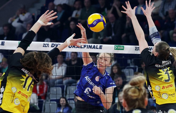 Das Pokalfinale verloren Antonia Stautz (Mitte) und die Stuttgarterinnen gegen den VfB Suhl – nun soll die Meisterschaft gewonnen werden.<span class='image-autor'>Foto: Baumann</span>