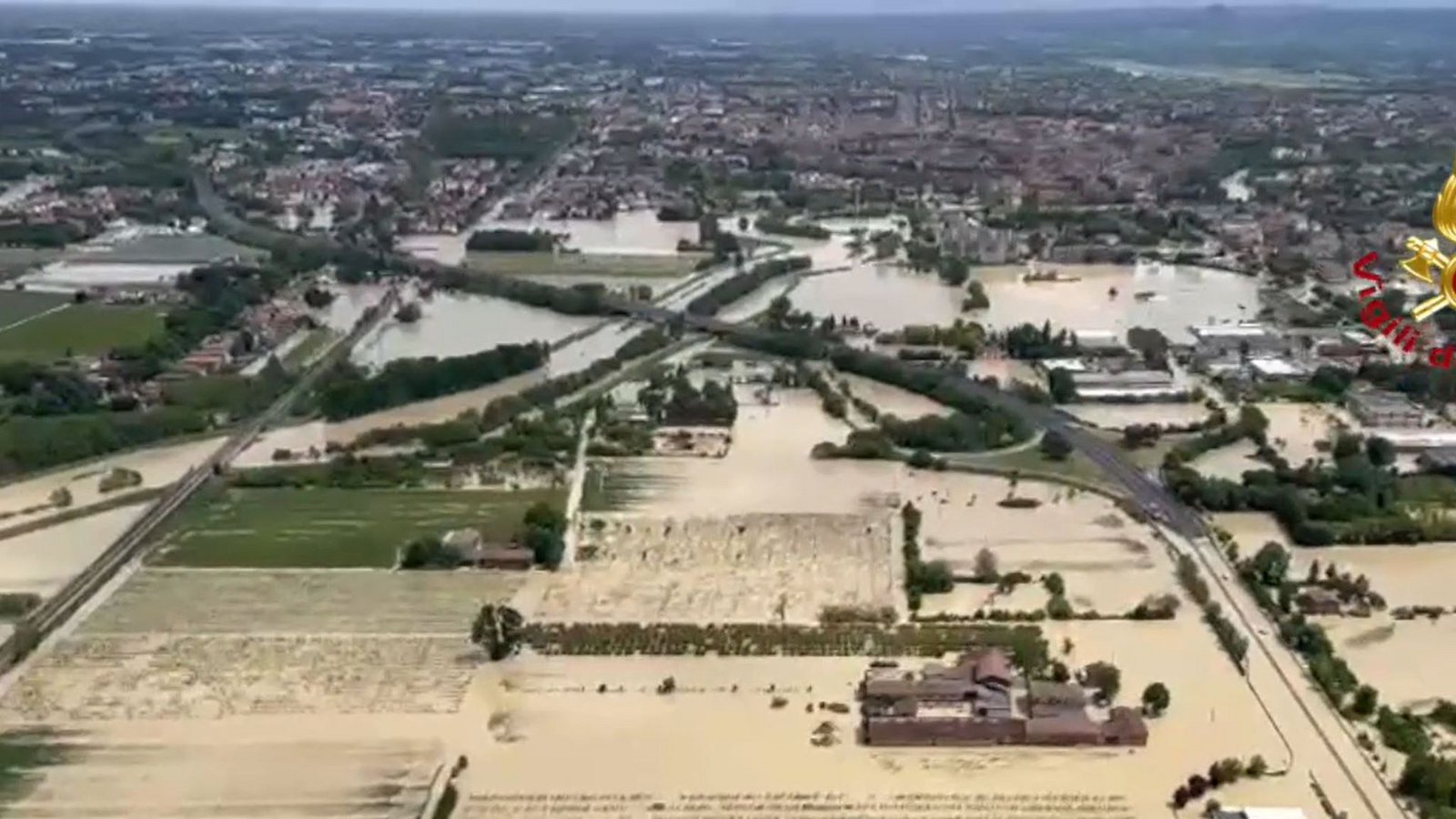 Forli: Ein Hubschrauber der Feuerwehr fliegt über das vom Hochwasser betroffene Gebiet.Foto: Vigili del Fuoco /dpa Forli: Ein Hubschrauber der Feuerwehr fliegt über das vom Hochwasser betroffene Gebiet.Foto: Vigili del Fuoco /dpa