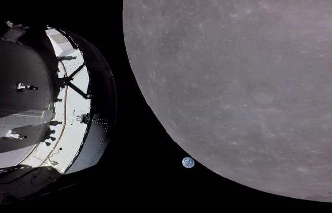 Recht klein erscheint die Erde im All zwischen der "Orion"-Kapsel der Nasa-Mondmission "Artemis 1" und dem Mond.<span class='image-autor'>Foto: ESA/dpa</span>