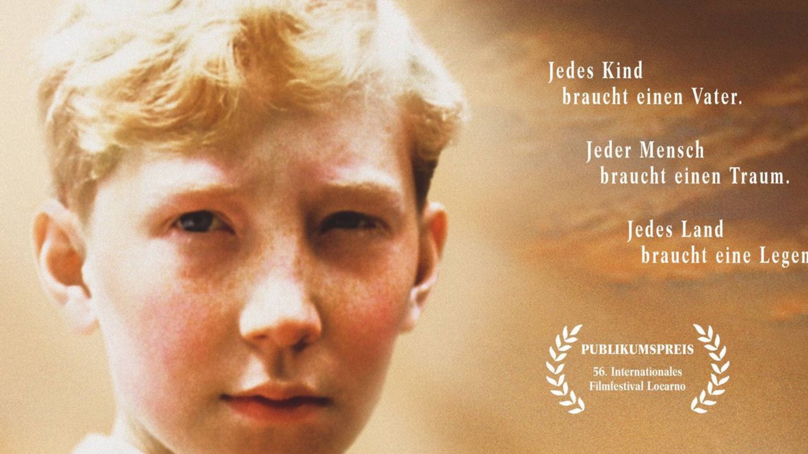 „Das Wunder von Bern“ ist der Klassiker unter den deutschen Fußballfilmen. Das 2003 erschienene Drama des Regisseurs Sönke Wortmann erzählt die Geschichte des 11-jährigen Jungen Matthias Lubanski, der ohne seinen leiblichen Vater aufwächst, weil sich dieser in sowjetischer Kriegsgefangenschaft befindet. Als der Vater 1954 zu seiner Familie zurückkehrt, hat Matthias längst einen Ersatzvater gefunden, den Nationalspieler Helmut Rahn. Um diesen zu unterstützen, reist Matthias mit seinem leiblichen Vater zur Weltmeisterschaft in die Schweiz. Gemeinsam erleben sie dort „Das Wunder von Bern“, den überraschenden Sieg der deutschen Nationalelf im WM-Finale gegen die hochfavorisierten Ungarn. Filmlänge: 118 Minuten. Der Film ist verfügbar auf Joyn, Amazon Prime und Disney+.Foto: imago / United Archives „Das Wunder von Bern“ ist der Klassiker unter den deutschen Fußballfilmen. Das 2003 erschienene Drama des Regisseurs Sönke Wortmann erzählt die Geschichte des 11-jährigen Jungen Matthias Lubanski, der ohne seinen leiblichen Vater aufwächst, weil sich dieser in sowjetischer Kriegsgefangenschaft befindet. Als der Vater 1954 zu seiner Familie zurückkehrt, hat Matthias längst einen Ersatzvater gefunden, den Nationalspieler Helmut Rahn. Um diesen zu unterstützen, reist Matthias mit seinem leiblichen Vater zur Weltmeisterschaft in die Schweiz. Gemeinsam erleben sie dort „Das Wunder von Bern“, den überraschenden Sieg der deutschen Nationalelf im WM-Finale gegen die hochfavorisierten Ungarn. Filmlänge: 118 Minuten. Der Film ist verfügbar auf Joyn, Amazon Prime und Disney+.Foto: imago / United Archives