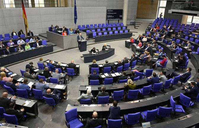 Die  Bundestagsabgeordneten  wollen sich  höhere Diäten genehmigen.<span class='image-autor'>Foto: Imago/Future Image/Frederic Kern</span>