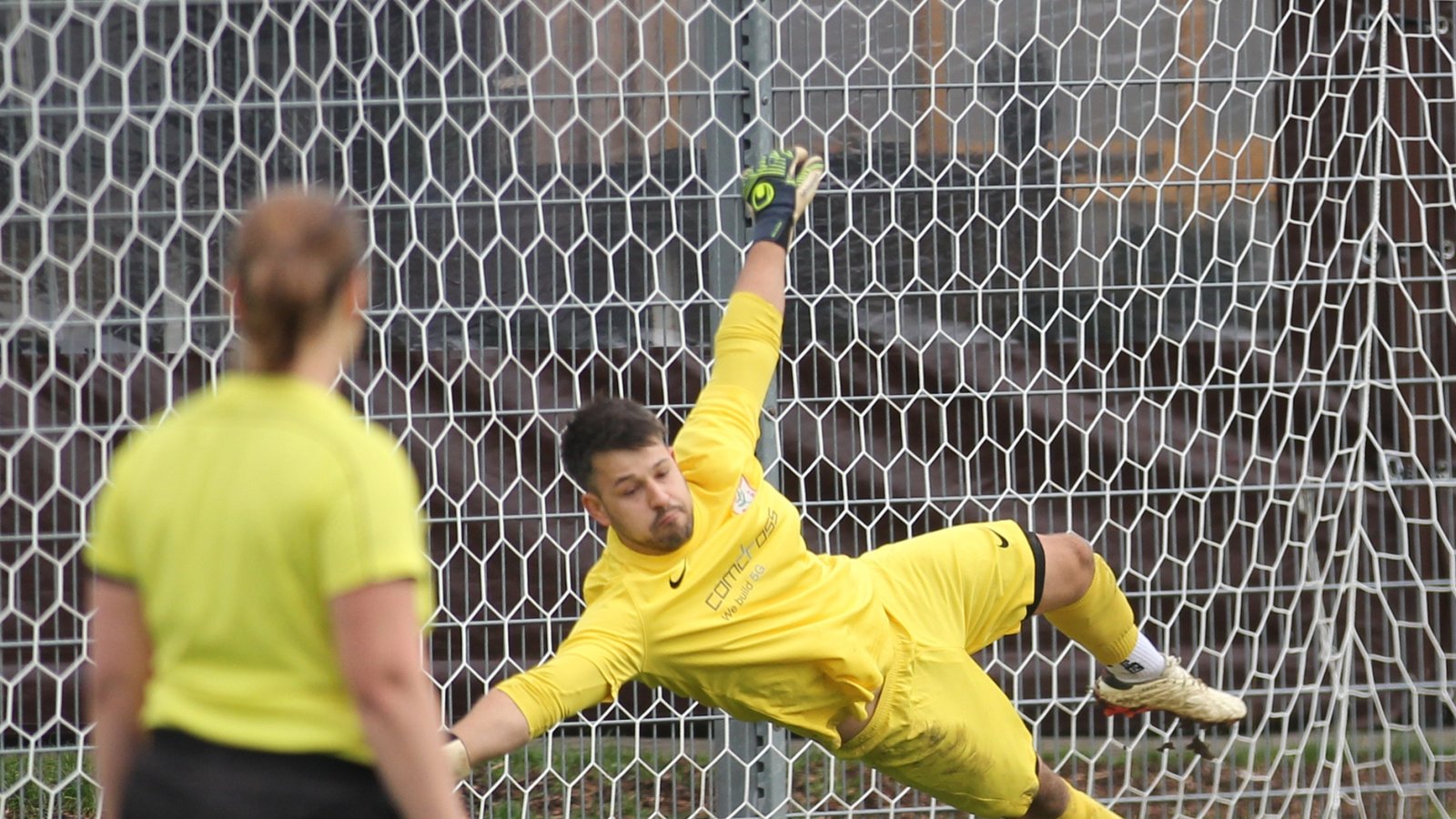 TSV-Keeper Kim Berberich streckt sich vergebens. Der Foulelfmeter, getreten von Muhammed Sivri, landet in der linken Ecke. Foto: Dittrich