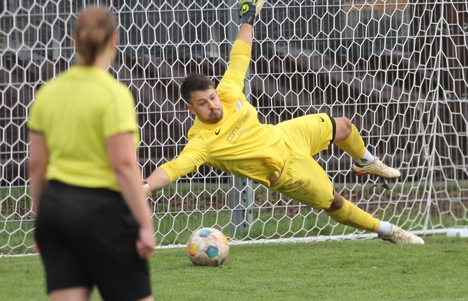 TSV-Keeper Kim Berberich streckt sich vergebens. Der Foulelfmeter, getreten von Muhammed Sivri, landet in der linken Ecke. <span class='image-autor'>Foto: Dittrich</span>