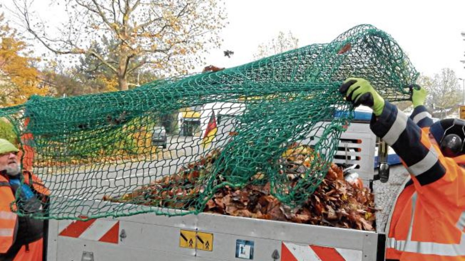 Mit dem „Einfangen“ von Herbstlaub haben die Mitarbeiter des Vaihinger Bauhofes in diesen Tagen alle Hände voll zu tun. Foto: Arning Mit dem „Einfangen“ von Herbstlaub haben die Mitarbeiter des Vaihinger Bauhofes in diesen Tagen alle Hände voll zu tun. Foto: Arning