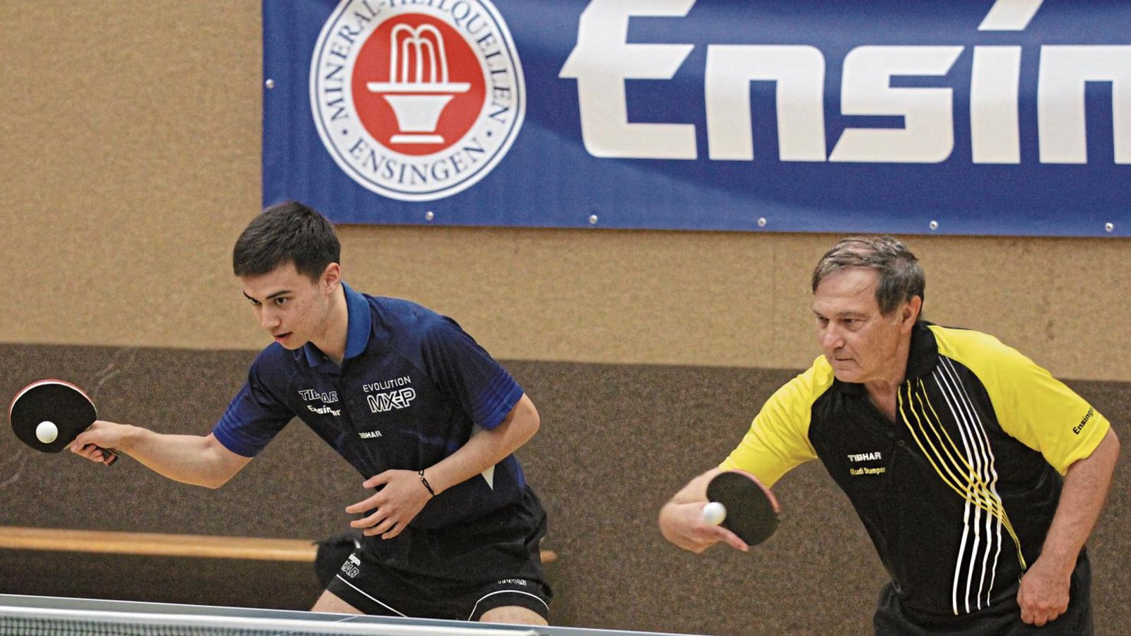 Kay und Rudi Stumper (von links) lassen in einem Training mit Spielern des TSV Ensingen und der TTF Gündelbach die Tischtennisbälle über die Platte fliegen. Foto: Nachreiner Kay und Rudi Stumper (von links) lassen in einem Training mit Spielern des TSV Ensingen und der TTF Gündelbach die Tischtennisbälle über die Platte fliegen. Foto: Nachreiner