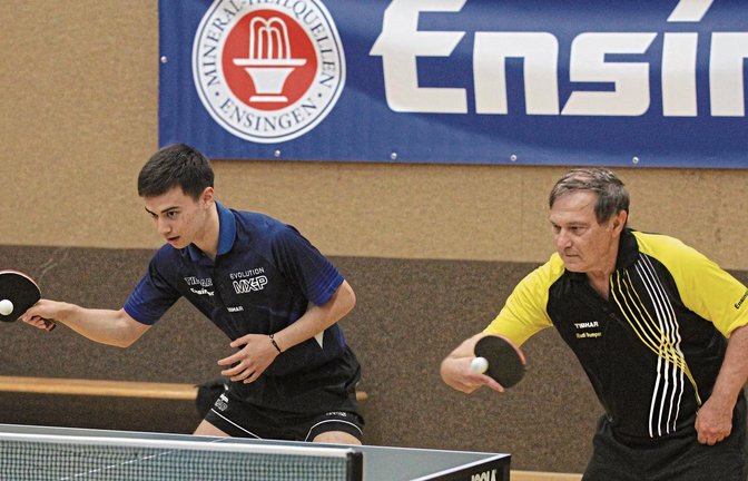 Kay und Rudi Stumper (von links) lassen in einem Training mit Spielern des TSV Ensingen und der TTF Gündelbach die Tischtennisbälle über die Platte fliegen. Foto: Nachreiner