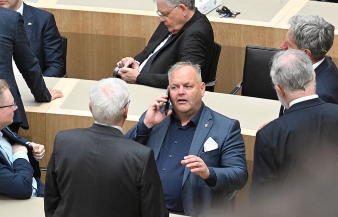 Sandro Scheer im Plenarsaal am Telefon - ein Beitrag um seinen Impfpass zu Coronazeiten heizt derzeit im Netz Spekulationen an. (Archivbild)<span class='image-autor'>Bernd Weißbrod/dpa</span>