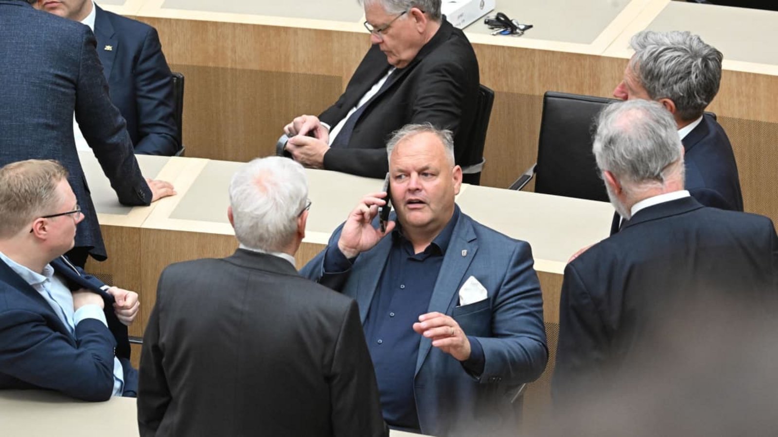 Sandro Scheer im Plenarsaal am Telefon - ein Beitrag um seinen Impfpass zu Coronazeiten heizt derzeit im Netz Spekulationen an. (Archivbild)Bernd Weißbrod/dpa Sandro Scheer im Plenarsaal am Telefon - ein Beitrag um seinen Impfpass zu Coronazeiten heizt derzeit im Netz Spekulationen an. (Archivbild)Bernd Weißbrod/dpa