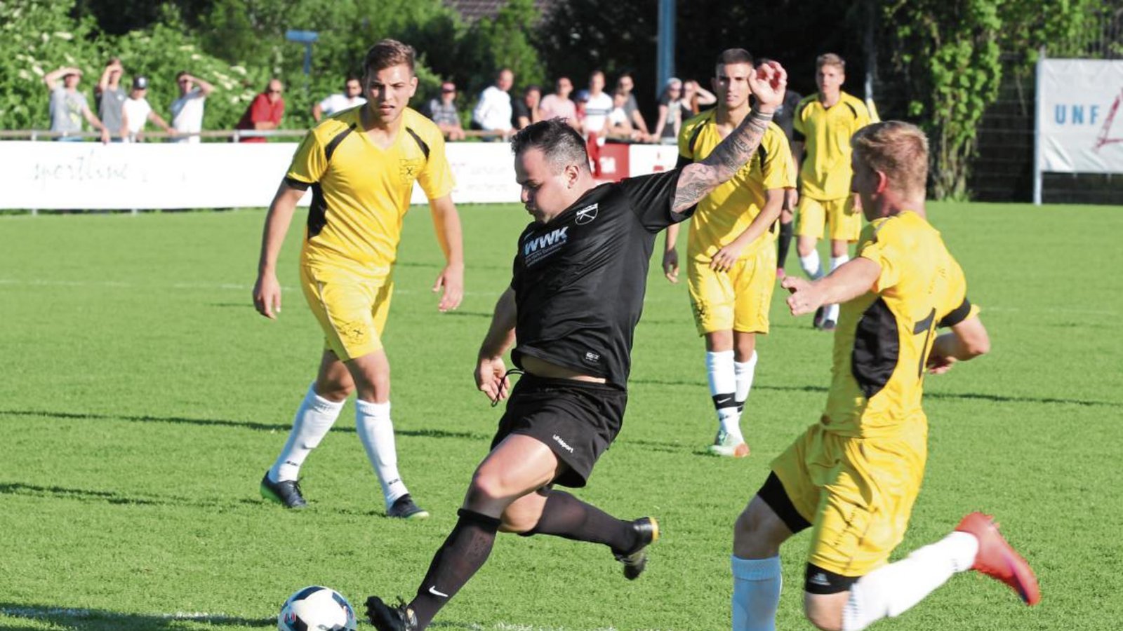 Pasquale Arena (Mitte) setzt sich im ersten Aufstiegsspiel gegen Sascha Ebert durch. Jetzt geht Riet mit breiter Brust in Spiel zwei. Foto: Nachreiner