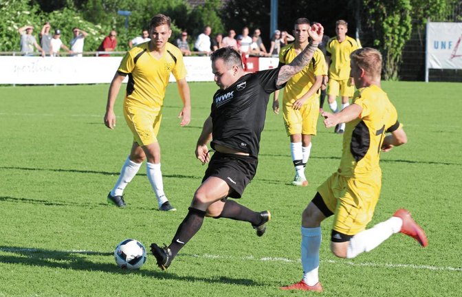 Pasquale Arena (Mitte) setzt sich im ersten Aufstiegsspiel gegen Sascha Ebert durch. Jetzt geht Riet mit breiter Brust in Spiel zwei. Foto: Nachreiner