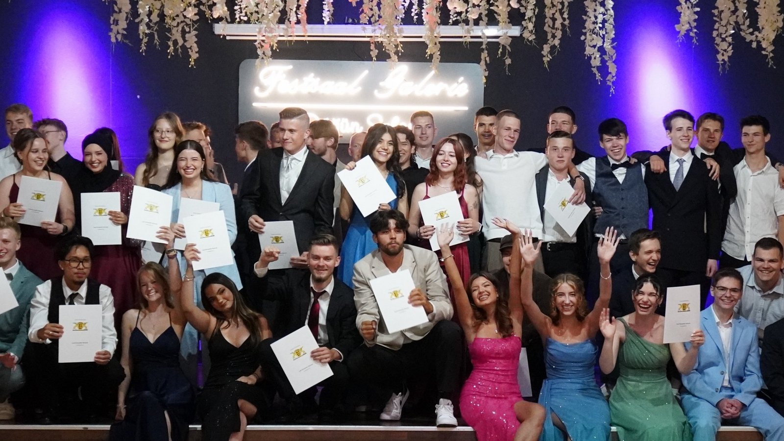 Abschluss geschafft: Die Schülerinnen und Schüler der Carl-Schaefer-Schule in Ludwigsburg haben Grund zum Jubeln. Foto: p