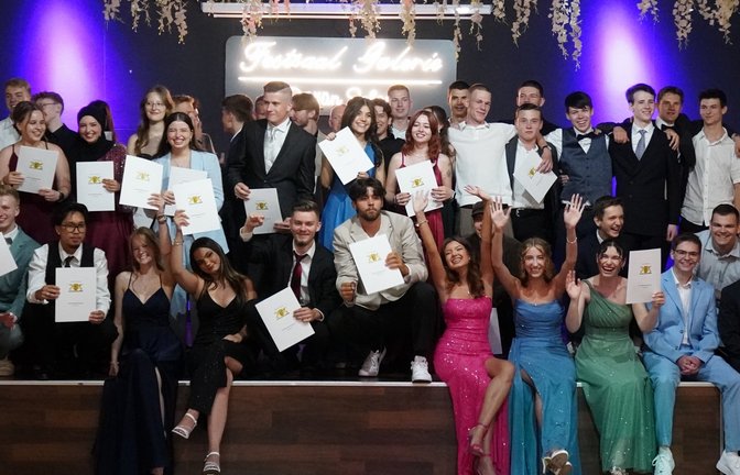 Abschluss geschafft: Die Schülerinnen und Schüler der Carl-Schaefer-Schule in Ludwigsburg haben Grund zum Jubeln. Foto: p