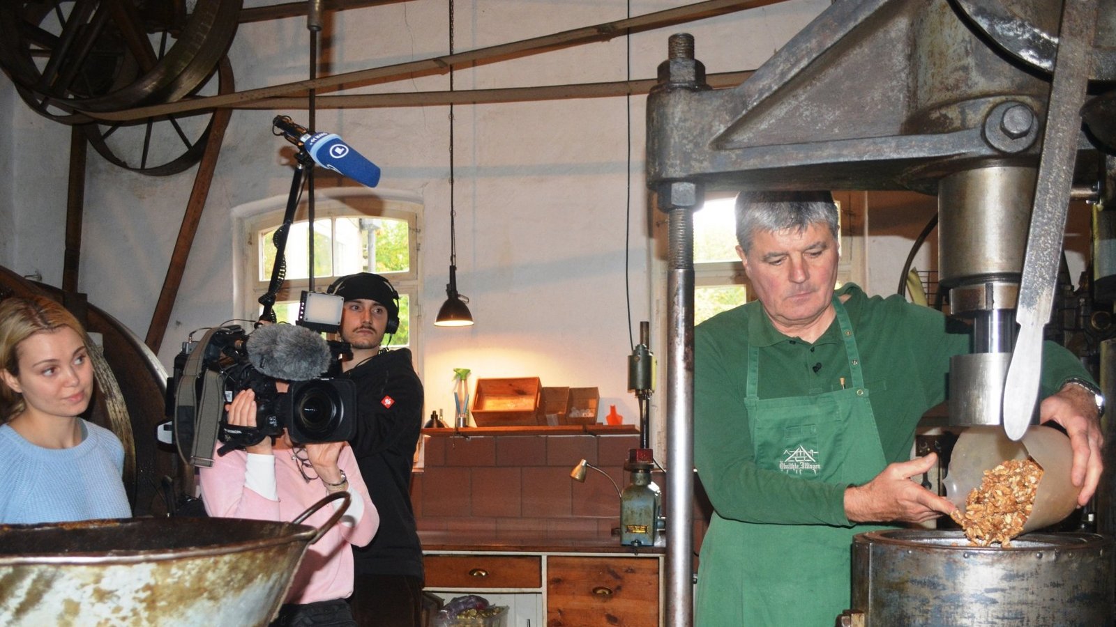 Bei der Arbeit: Der Illinger Ölmüller Jürgen Krauth zeigt einem Fernsehteam des SWR, wie sein Arbeitsalltag aussieht.