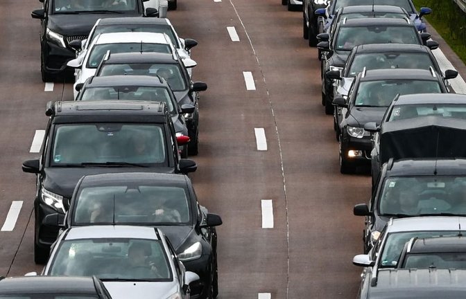 Wegen der Suche nach einer Person hat die Polizei die A8 zeitweise gesperrt. Es kam zu einem langen Stau. (Symbolfoto)<span class='image-autor'>Heiko Rebsch/dpa</span>