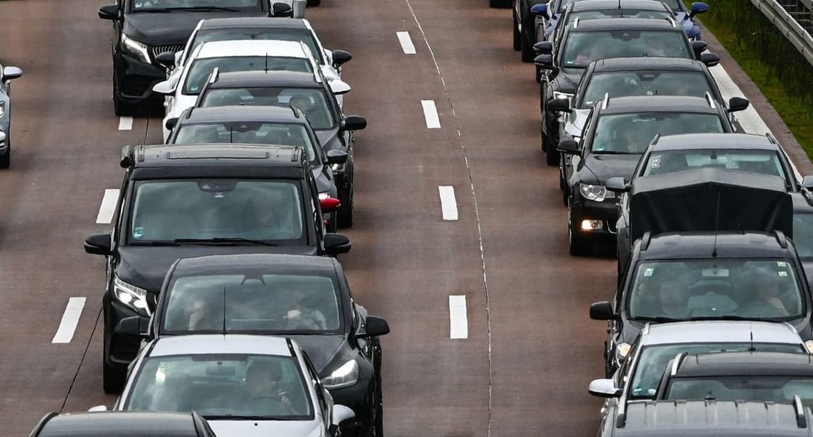Wegen der Suche nach einer Person hat die Polizei die A8 zeitweise gesperrt. Es kam zu einem langen Stau. (Symbolfoto)