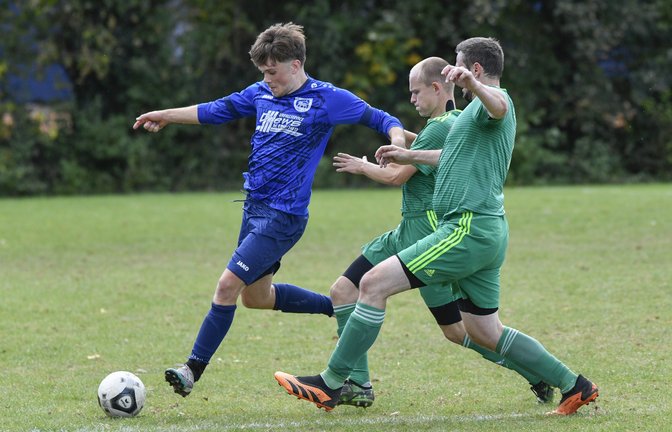 Das Top-Spiel wirft seine Schatten voraus. Louis Wäbisch (links) gastiert mit dem VfB Vaihingen am Sonntag beim SV Iptingen, für den Tom Jäger (Mitte) und Sebastian Rapp am Ball sein werden. <span class='image-autor'>Foto: Leitner</span>