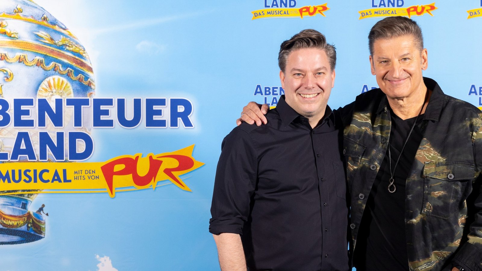 Pur-Sänger Hartmut Engler (rechts) und der Drehbuchautor und ausführende Produzent Martin Flohr des Musicals „Abenteuerland“ Foto: Fouad Pur-Sänger Hartmut Engler (rechts) und der Drehbuchautor und ausführende Produzent Martin Flohr des Musicals „Abenteuerland“ Foto: Fouad