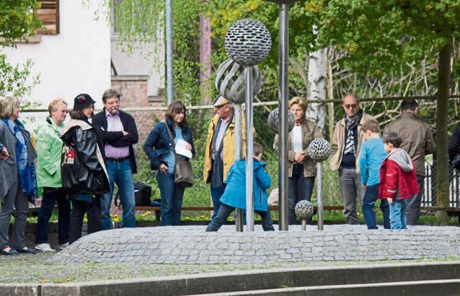 Bei der Kunstwanderung durch Illingen wandeln die Teilnehmer auf den Spuren von Wilhelm Hager. Fotos: Friedrich